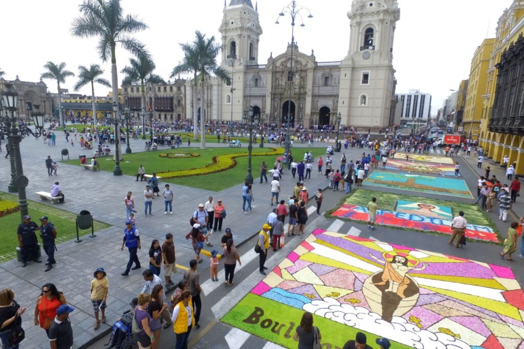 Alfombras flores plaza armas lima semana santa